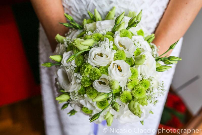 Bouquet Sposa fiori a pallini verdi e bianchi