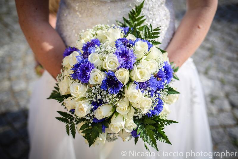 Bouquet Sposa con Cyanus blue e rose bianche