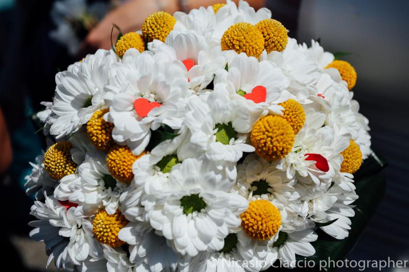 Bouquet Sposa Bellis Perennis Gialli e fierellini bianchi