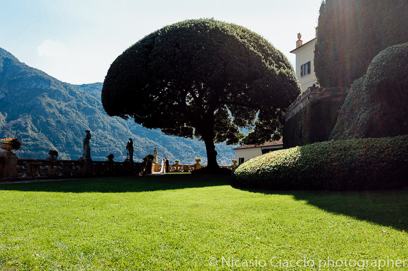 Sposi nel giardino Villa del Balbianello Matrimonio Lago di Como (21)