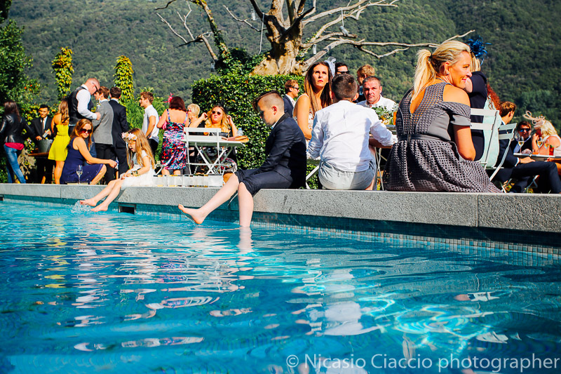 Invitati sulla piscina di villa Regina Teodolinda - Matrimonio Lago di Como (26)