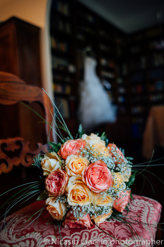 Dettaglio bouquet, vestito da sposa dietro, fotografo milano