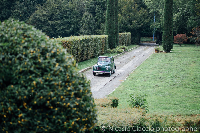 Sposa arriva al castello cernusco lombardone sulla Fiat 500 C Trasformabile degli anni 50.