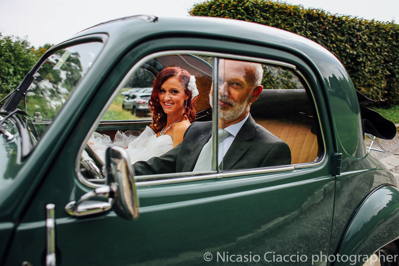 Arrivo della sposa al castello sulla La Fiat 500 C Trasformabile