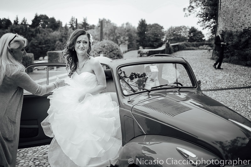 matrimonio castello cernusco lombardone sposa si commuove mentre scende dalla La Fiat 500 C Trasformabile degli anni 50.