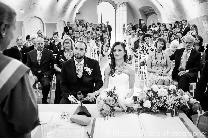 sposi durante la celebrazione delle nozze all'interno del castello di Cernusco Lombardone