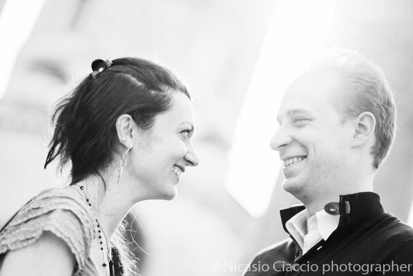 Foto in bianco e nero di due fidanzati sorridenti 