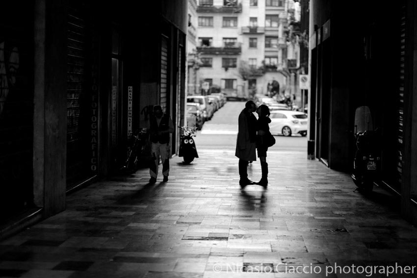 Love session in milan - street photo love