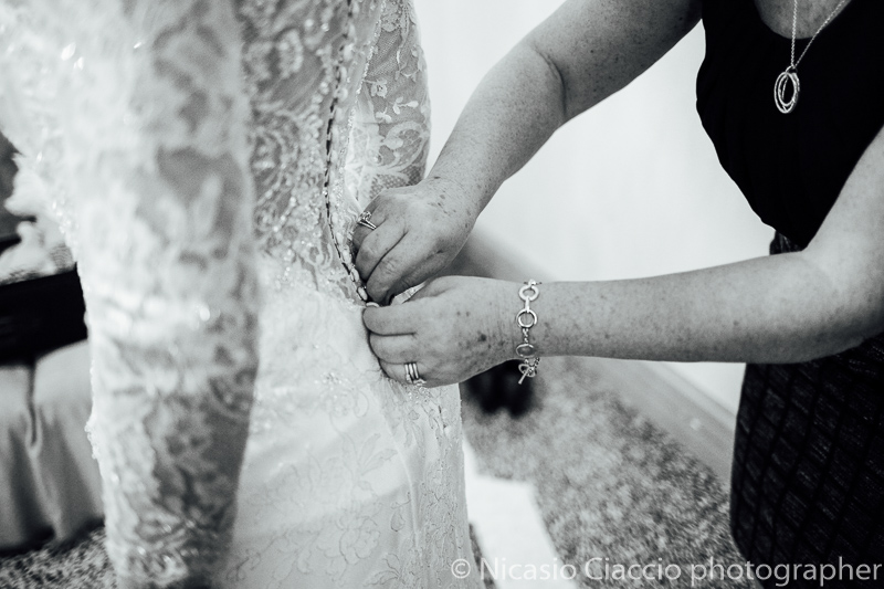 Preparazione sposa particolare vestito.Foto matrimonio villa cavenago (003)