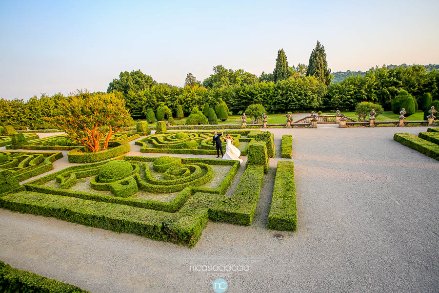 Matrimonio a villa Orsini Colonna, sposi all'interno del giardino all'italiana